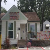 Collier's Quilt Cottage LLC Logo