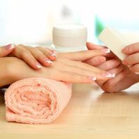 PamperMe Nails & Spa Logo