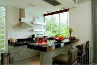 De Leon Kitchen and Bath Remodeling and Construction Logo
