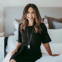 Adrienne Mineiro Logo