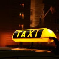 Bee Right There Taxi Logo