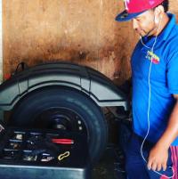 Titanes Mobile Tire Service Logo